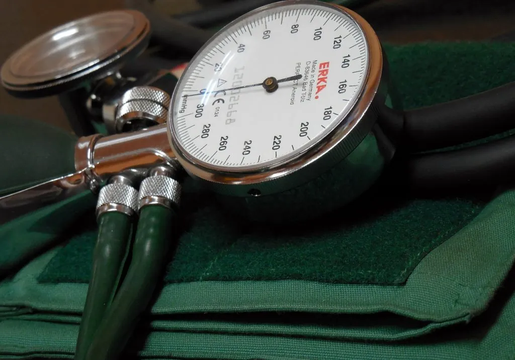 Blood pressure monitor with dial gauge and cuff